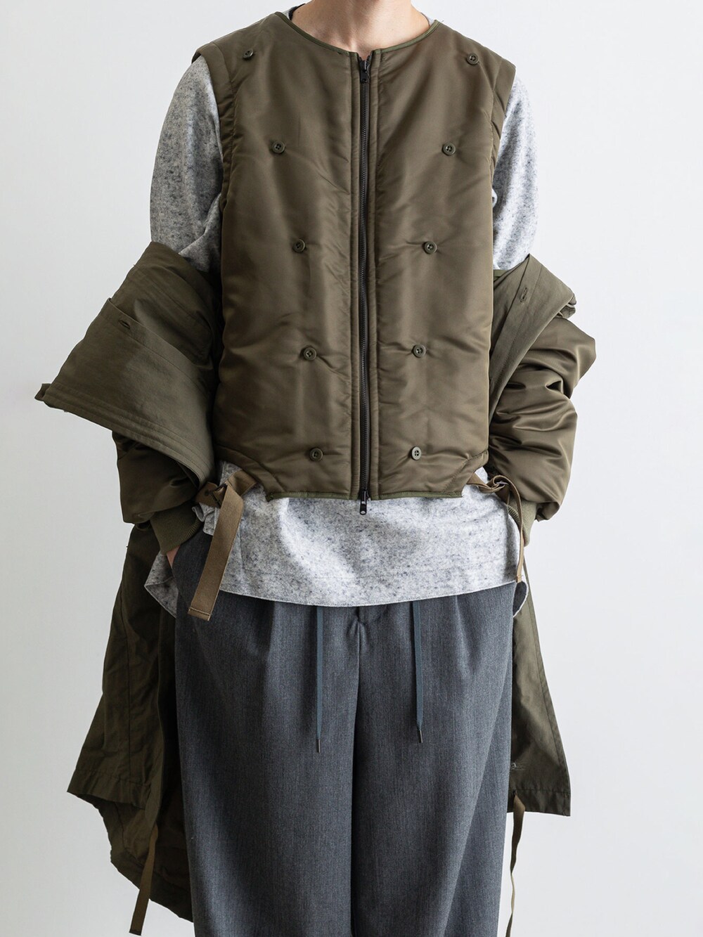 グリーン系のモッズコート、グレー系のその他パンツ、グレー系のTシャツ/カットソーを着用したメンズの冬コーディネートの5枚目の写真