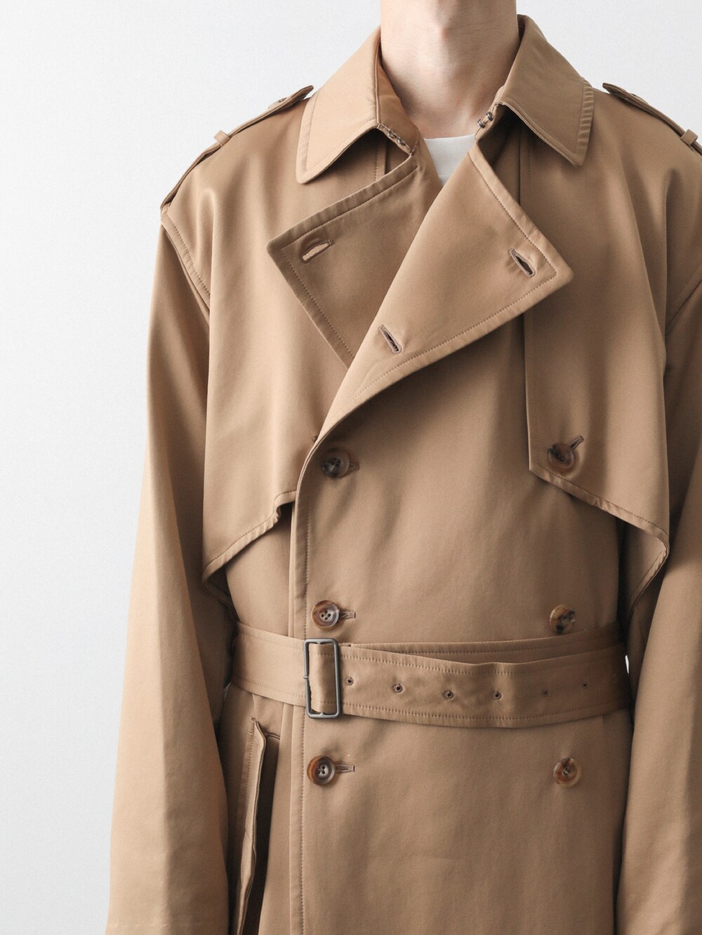 ベージュ系のトレンチコート、ブラック系のその他パンツを着用したメンズの秋コーディネートの3枚目の写真