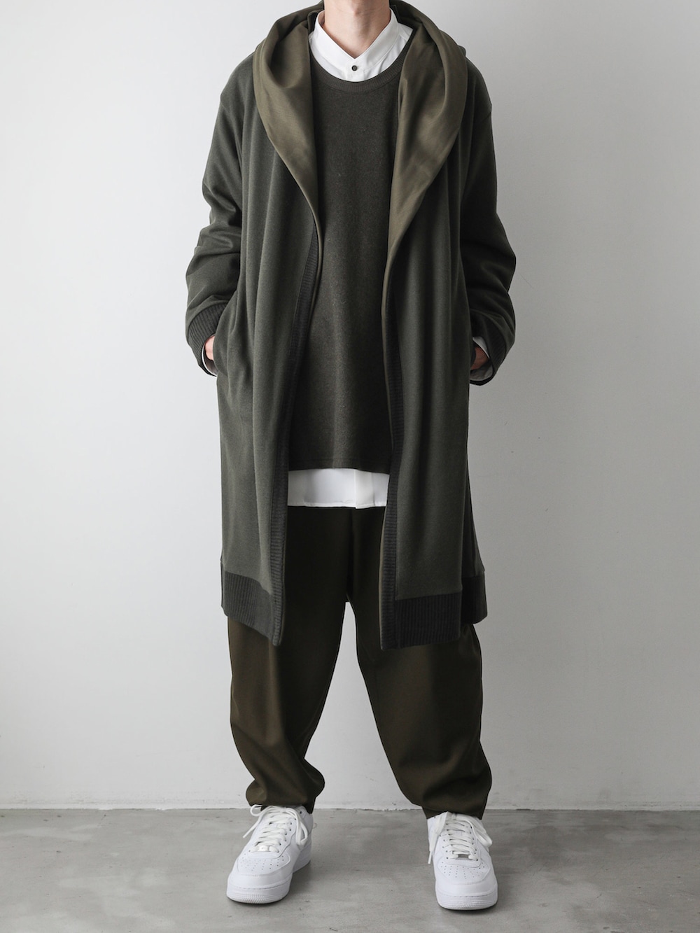 グリーン系のパーカー、ホワイト系のシャツ/ブラウス、グリーン系のその他パンツを着用したメンズの秋コーディネートの3枚目の写真