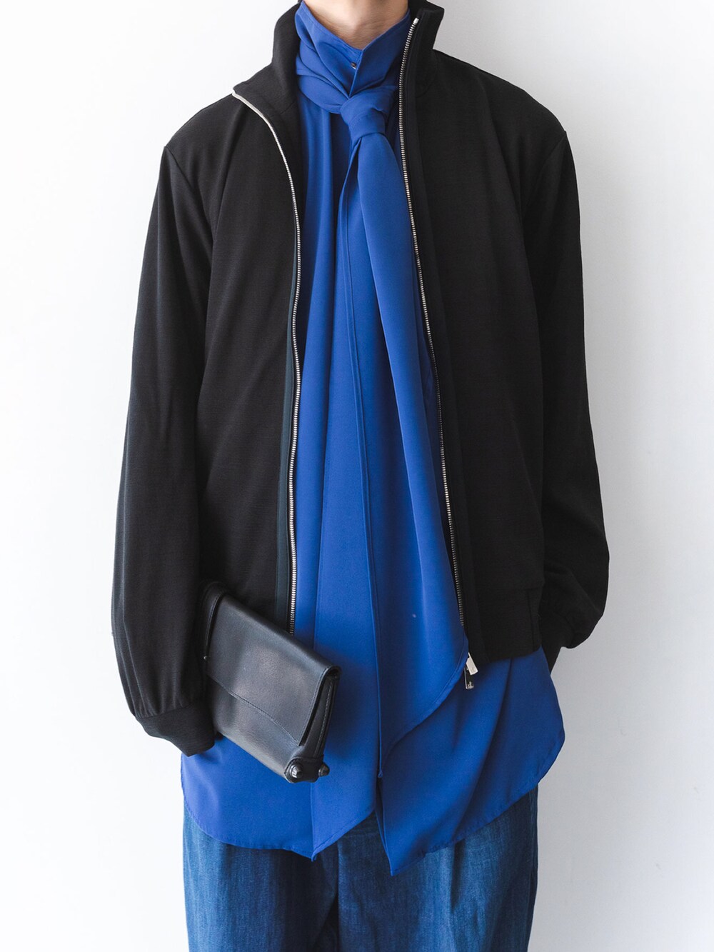 ブルー系のシャツ/ブラウス、ブラック系のニット/セーター、ブルー系のデニムパンツを着用したメンズの秋コーディネートの2枚目の写真