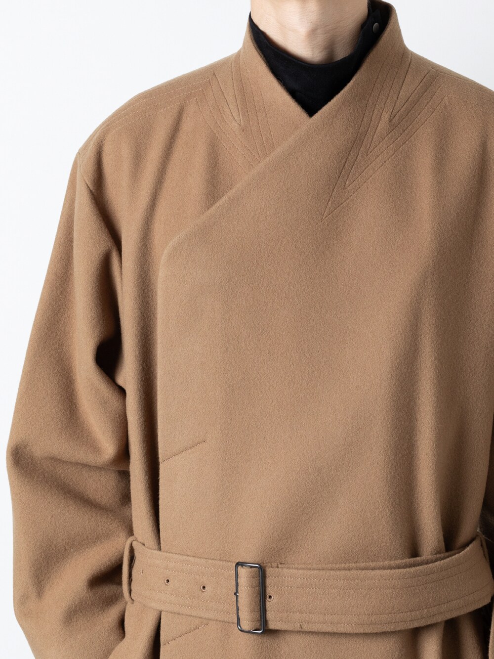 ブルー系のデニムパンツ、ベージュ系のステンカラーコート、ブラック系のTシャツ/カットソーを着用したメンズの秋コーディネートの3枚目の写真