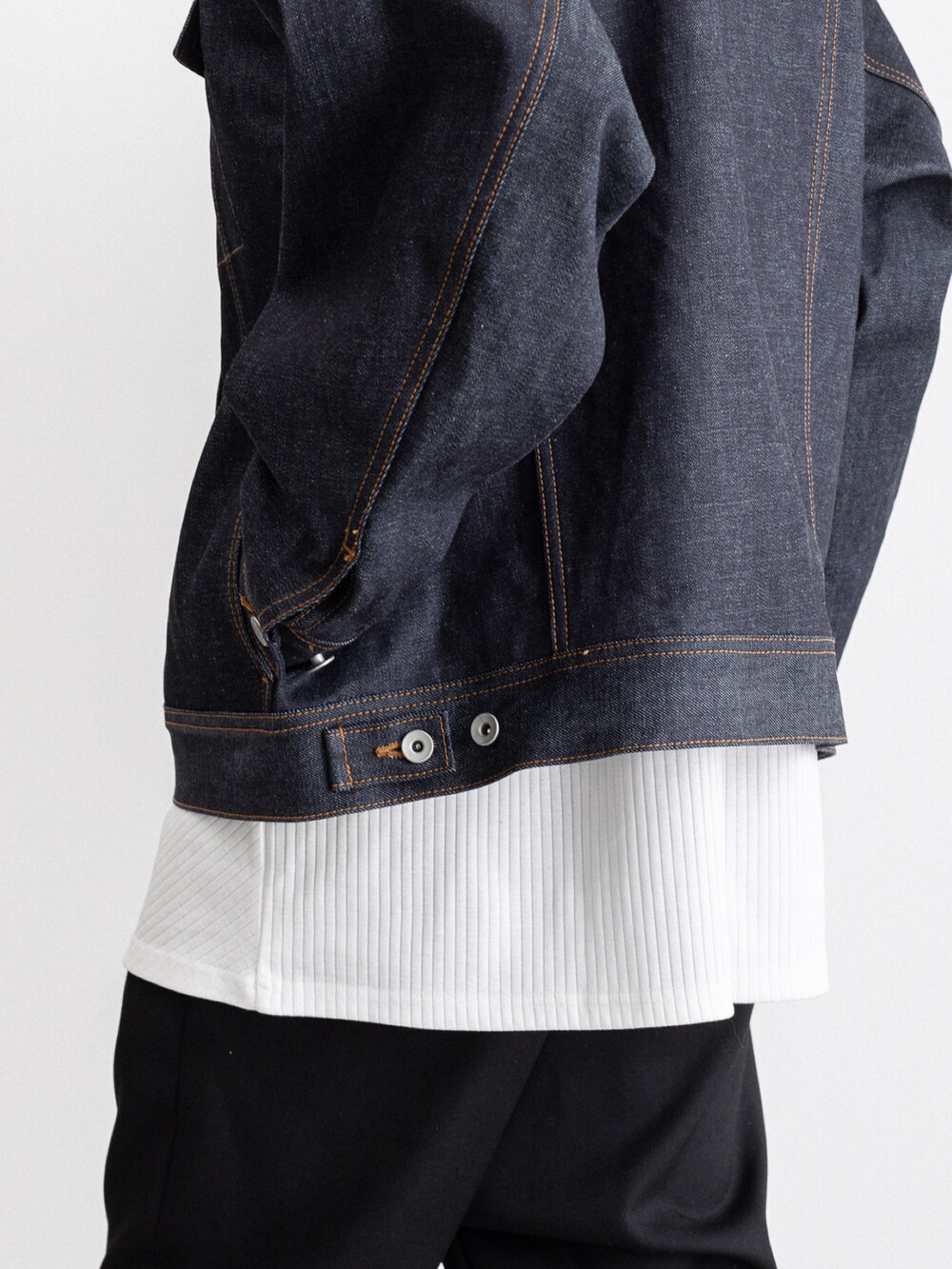 ブルー系のブルゾン、ホワイト系のTシャツ/カットソー、ブラック系のその他パンツを着用したメンズの春コーディネートの3枚目の写真