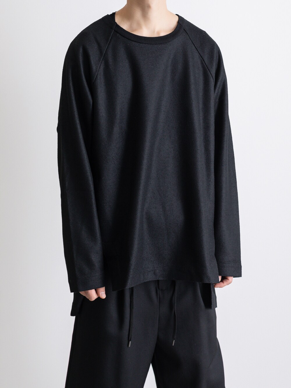 グレー系のノーカラージャケット、ブラック系のその他パンツ、ブラック系のTシャツ/カットソーを着用したメンズの冬コーディネートの5枚目の写真