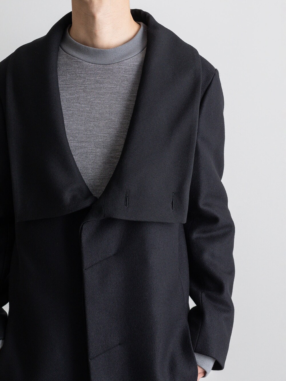 ブラック系のその他パンツ、ブラック系のチェスターコートを着用したメンズの冬コーディネートの4枚目の写真