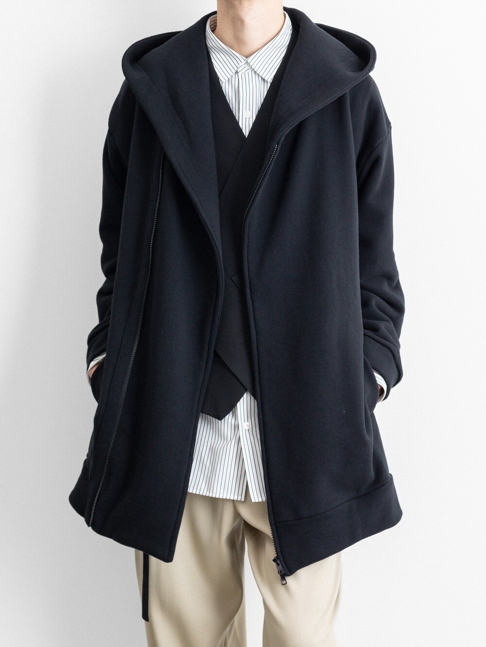 ブラック系のパーカー、ベージュ系のその他パンツを着用したメンズの冬コーディネートの3枚目の写真