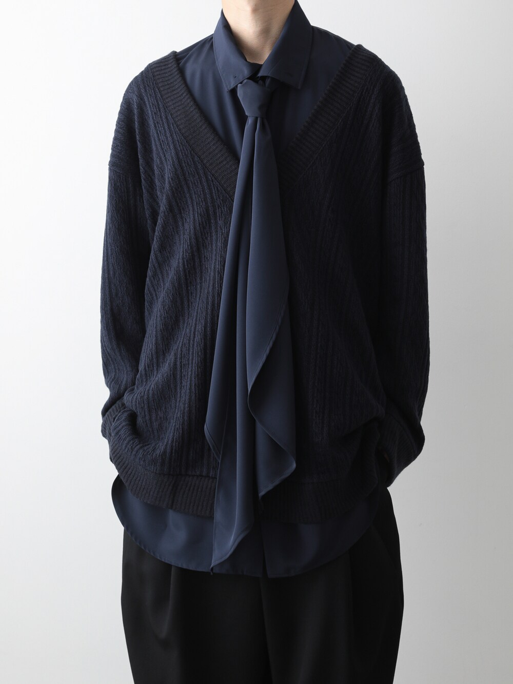 ブルー系のシャツ/ブラウス、ブルー系のTシャツ/カットソー、ブラック系のその他パンツを着用したメンズの秋コーディネートの3枚目の写真