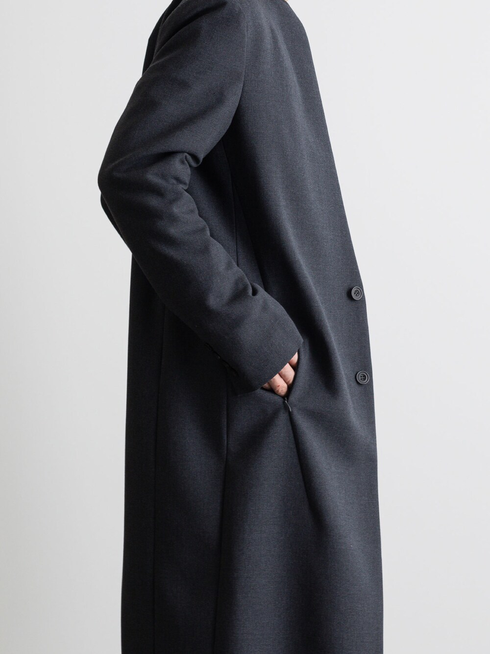 グレー系のその他パンツ、グレー系のノーカラーコートを着用したメンズの冬コーディネートの4枚目の写真