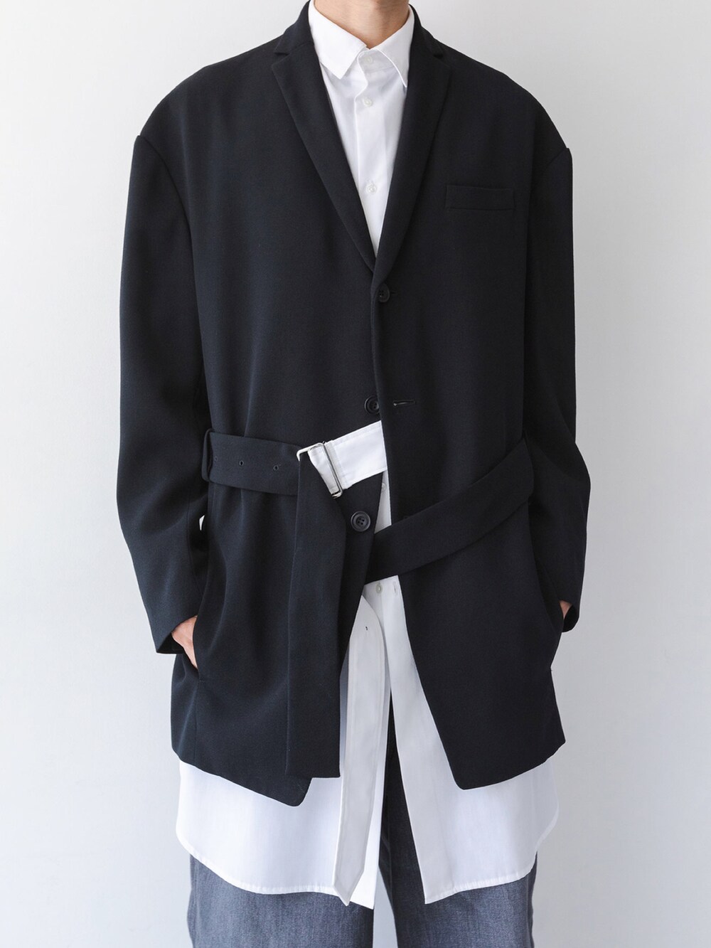 ブラック系のデニムパンツ、ホワイト系のシャツ/ブラウス、ブラック系のテーラードジャケットを着用したメンズの夏コーディネートの2枚目の写真