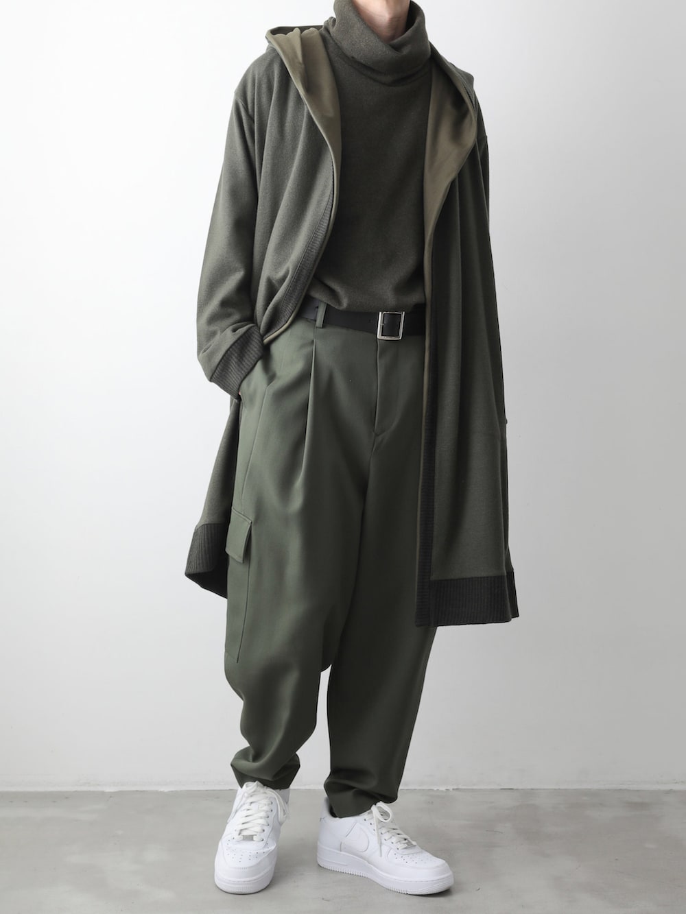 グリーン系のカーゴパンツ、グリーン系のパーカー、グリーン系のTシャツ/カットソーを着用したメンズの秋コーディネートの5枚目の写真