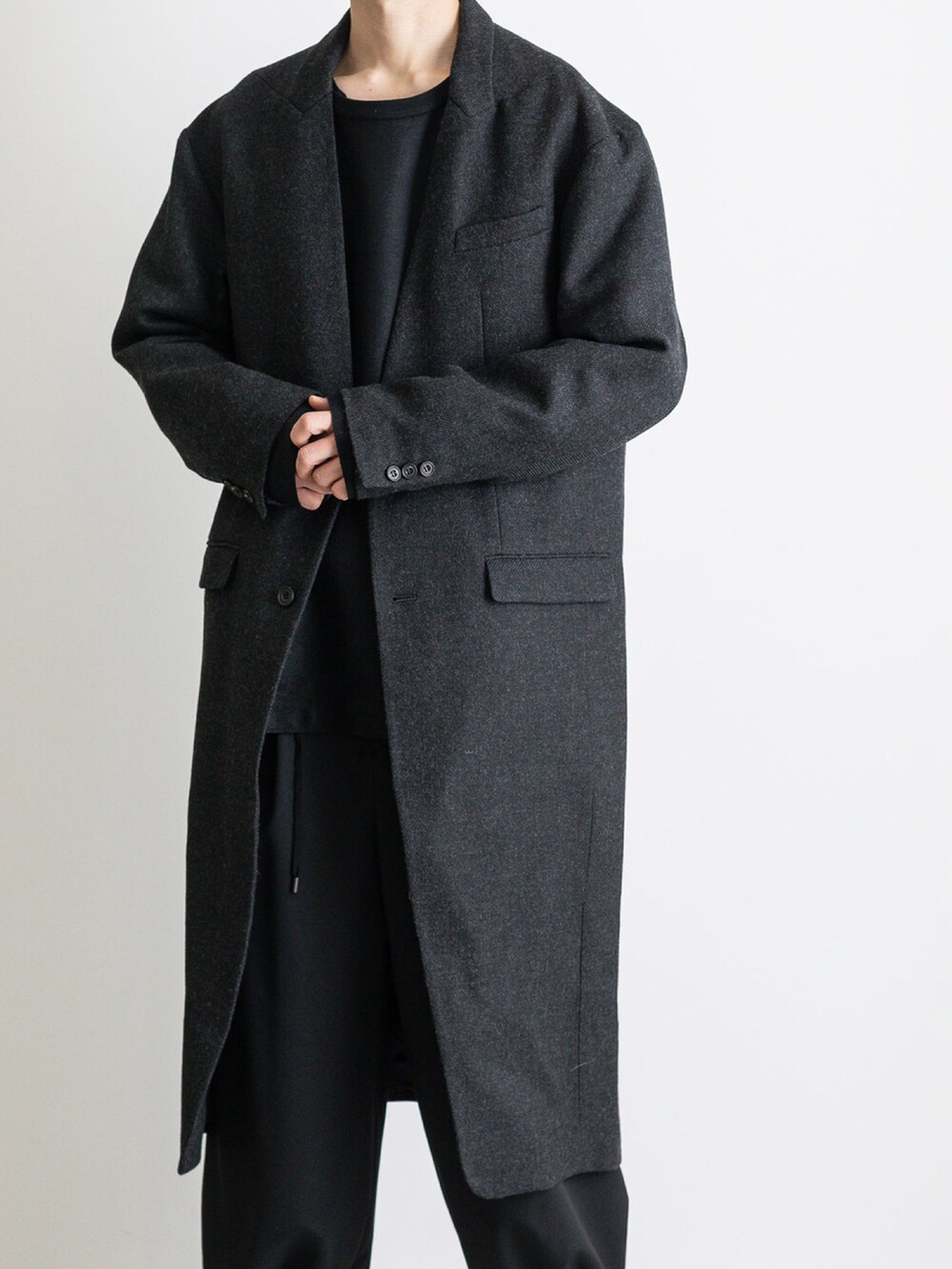 グレー系のノーカラージャケット、ブラック系のその他パンツ、ブラック系のTシャツ/カットソーを着用したメンズの冬コーディネートの4枚目の写真