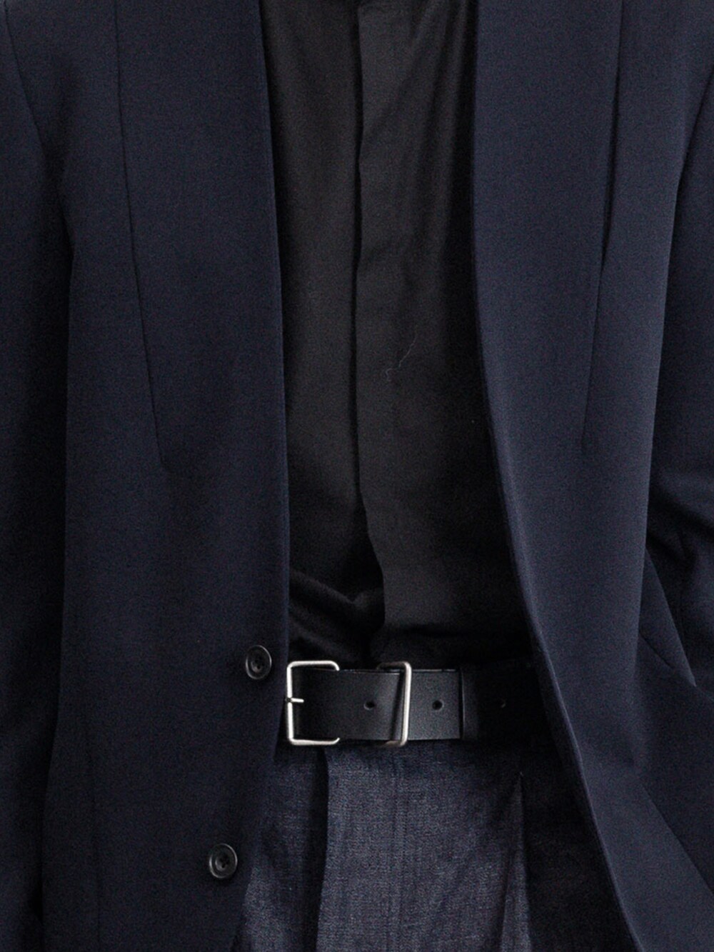 ブルー系のデニムパンツ、ブルー系のノーカラージャケット、ブラック系のシャツ/ブラウスを着用したメンズの冬コーディネートの5枚目の写真