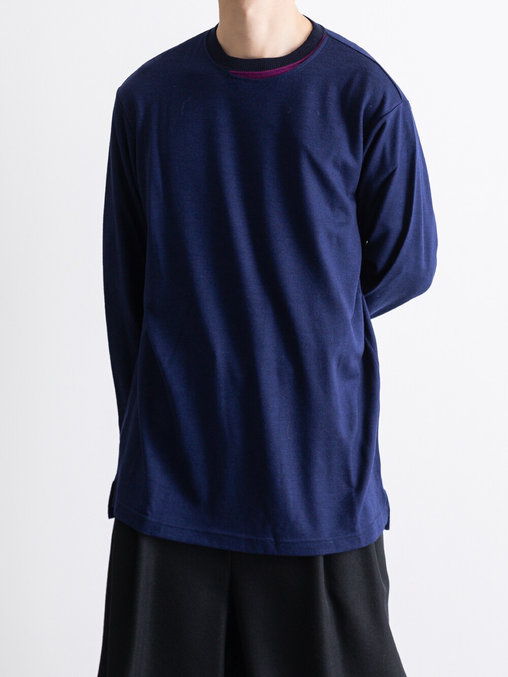 ブルー系のTシャツ/カットソー、ブラック系のその他パンツを着用したメンズの冬コーディネートの2枚目の写真