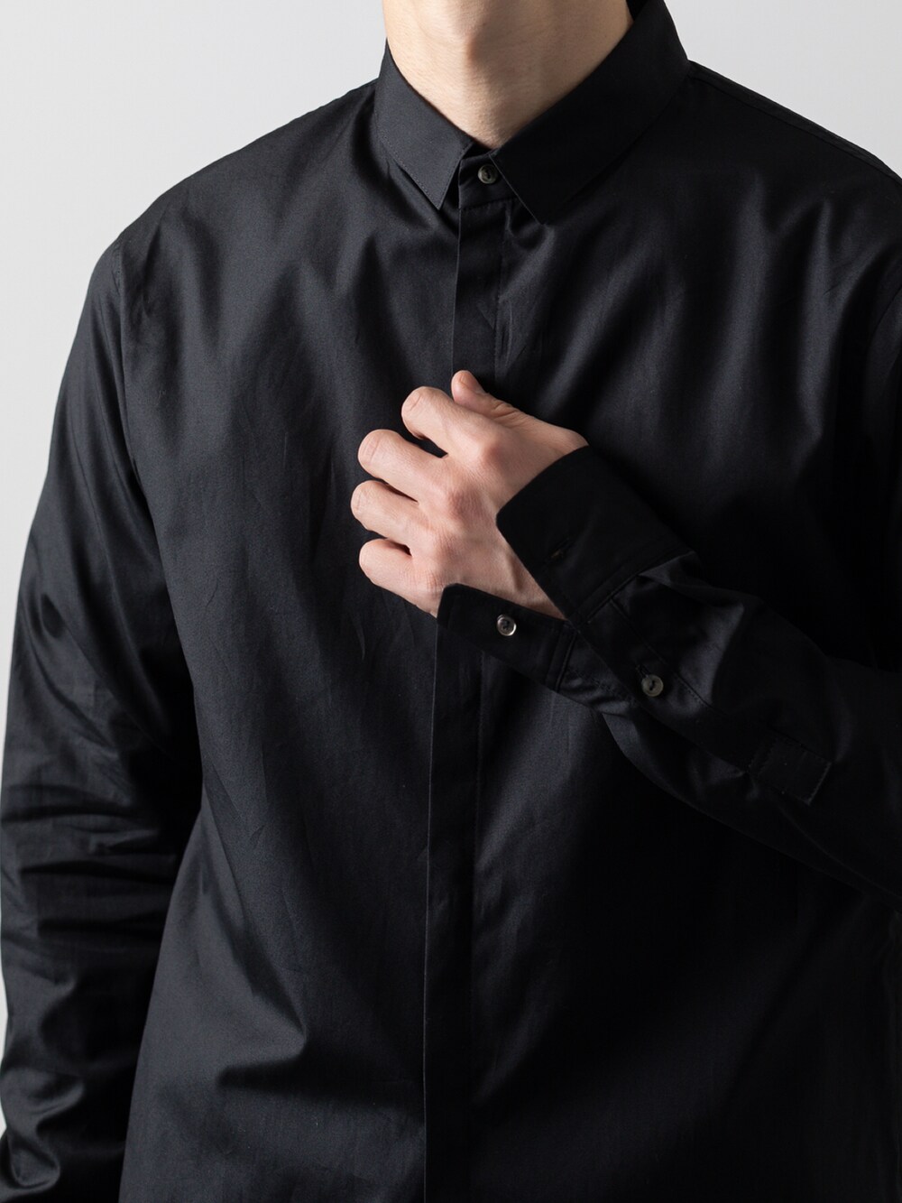 グレー系のその他パンツ、ブラック系のチェスターコート、ブラック系のシャツ/ブラウスを着用したメンズの冬コーディネートの4枚目の写真