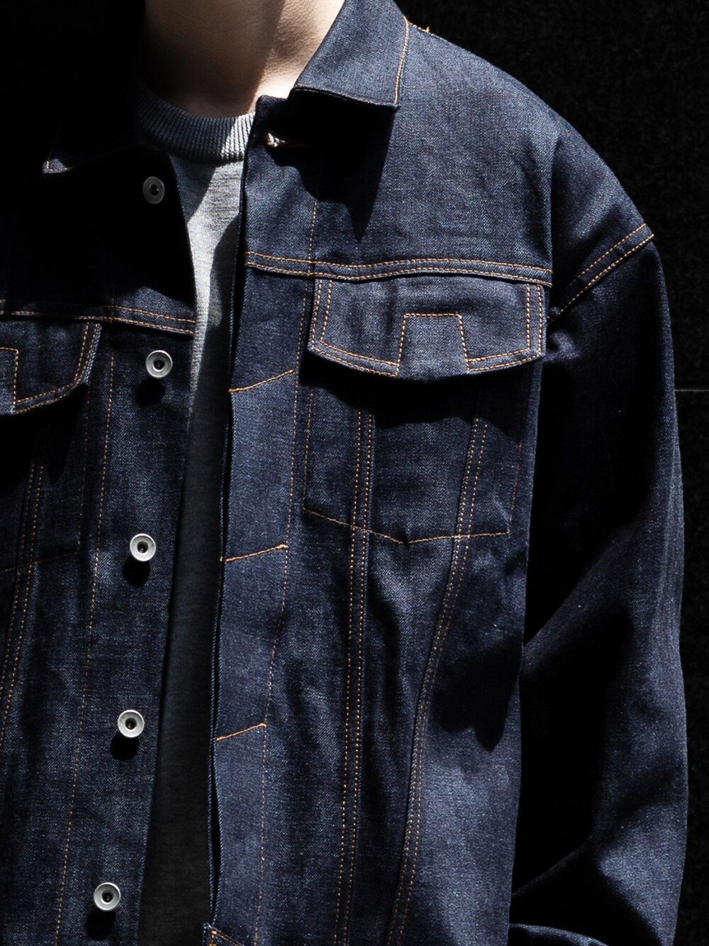 ブルー系のブルゾン、グレー系のその他パンツを着用したメンズの春コーディネートの2枚目の写真