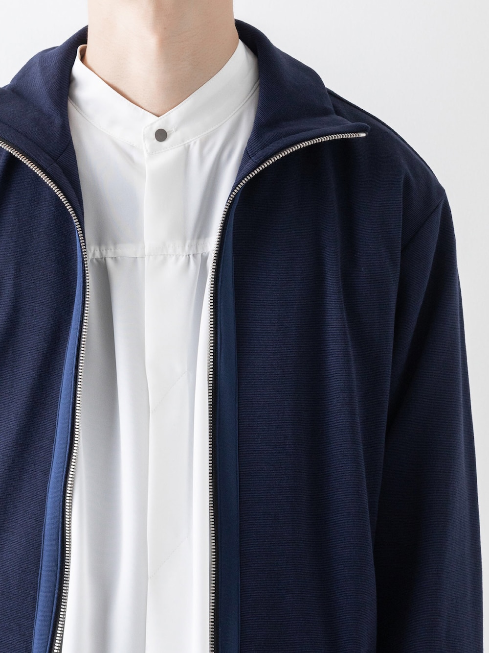 ブラック系のその他パンツ、ホワイト系のシャツ/ブラウス、ブルー系のニット/セーターを着用したメンズの秋コーディネートの3枚目の写真