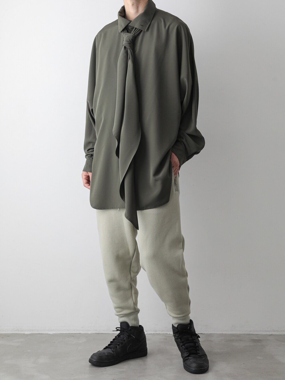 ブラック系のピーコート、グリーン系のスウェットパンツ、グリーン系のシャツ/ブラウスを着用したメンズの秋コーディネートの4枚目の写真