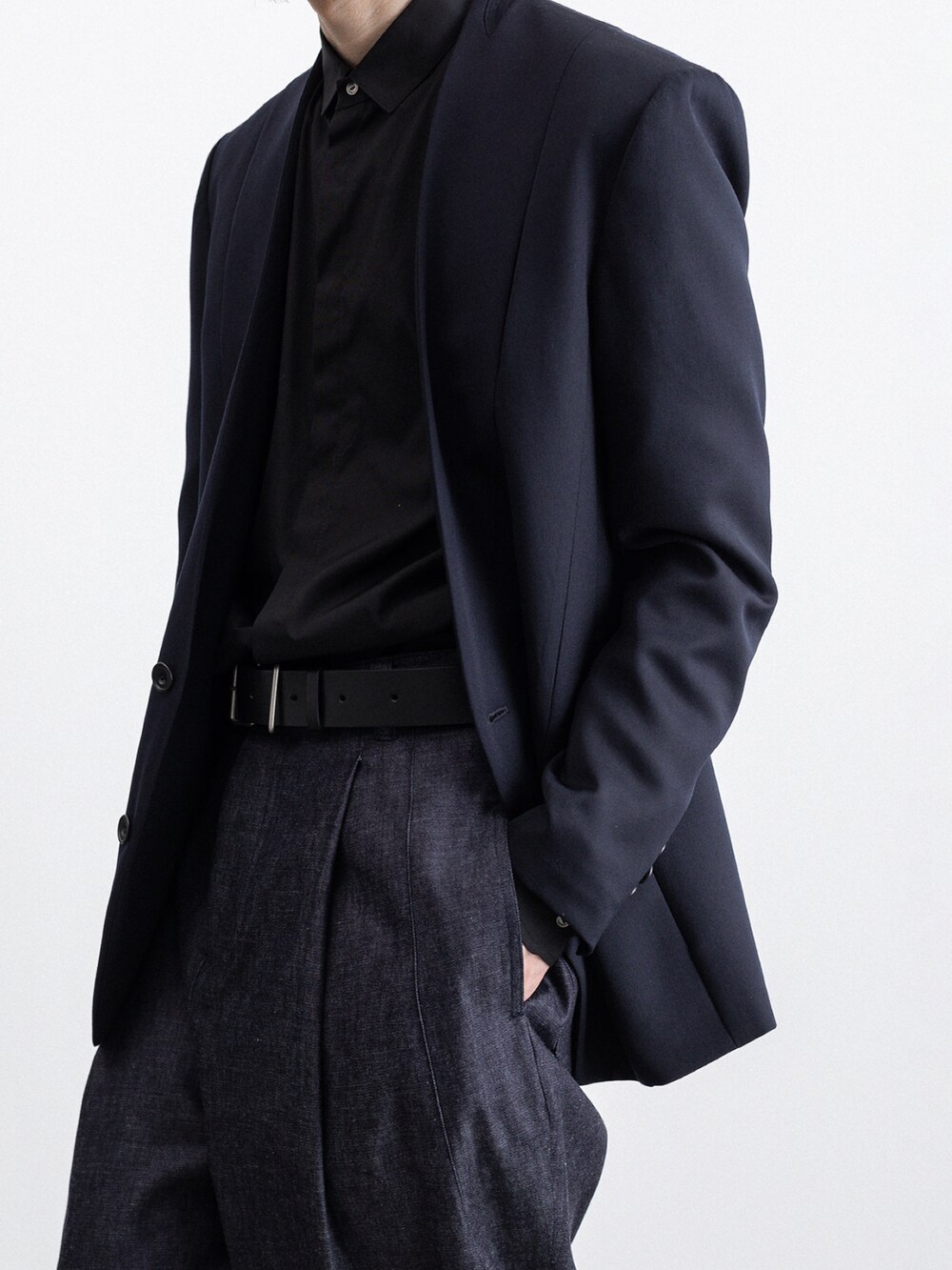 ブルー系のデニムパンツ、ブルー系のノーカラージャケット、ブラック系のシャツ/ブラウスを着用したメンズの冬コーディネートの3枚目の写真