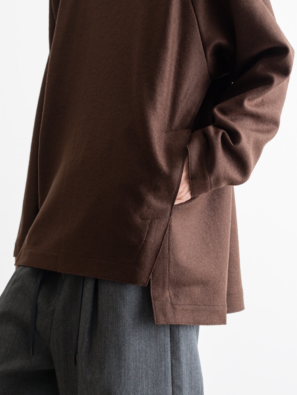 グリーン系のモッズコート、ブラウン系のTシャツ/カットソー、グレー系のその他パンツを着用したメンズの冬コーディネートの4枚目の写真