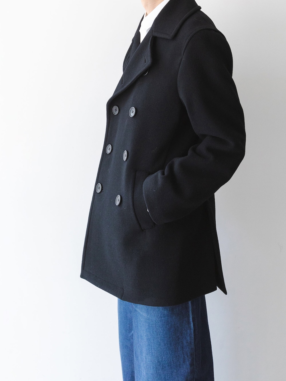「スニーカーコーデ、ワイドパンツ、リラックススタイル、ootd、シンプルコーデ、シャツスタイル、秋服、メンズコーデ、ワイドデニム、秋服準備はじめました、シンプルスタイル、きれいめカジュアル、オトナカジュアル、秋コーデ、シンプル」｜「atoのNEW CLASSIC P-COAT（ピーコート、ブラック系）」を使った、matsudairaさん（メンズ・173cm）の夏コーディネートの3枚目の写真