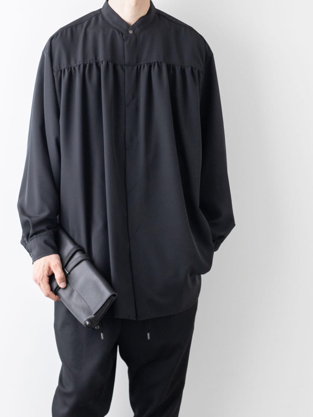 ブラック系のその他パンツ、ブラック系のブルゾン、ブラック系のシャツ/ブラウスを着用したメンズの秋コーディネートの3枚目の写真