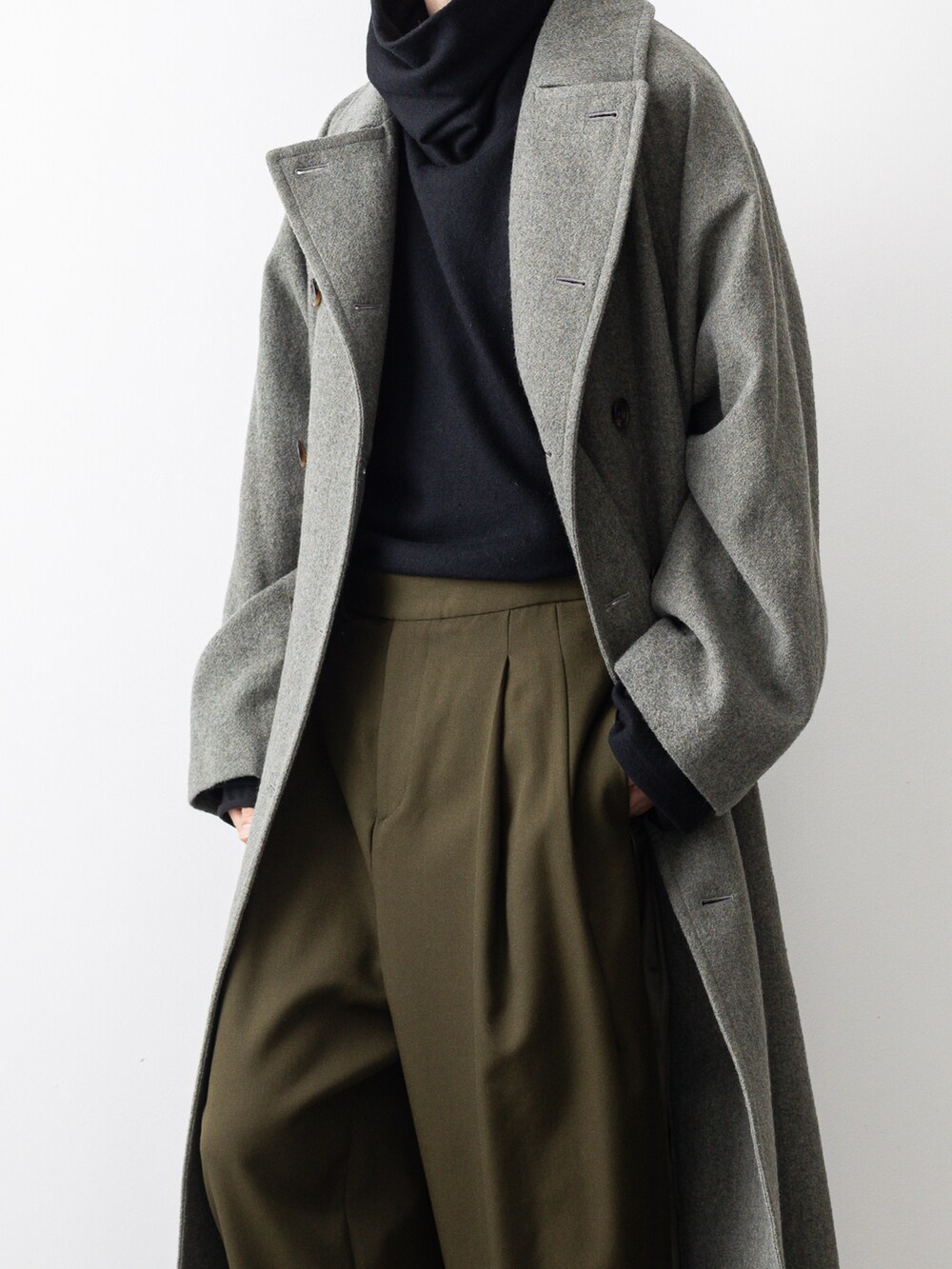 グリーン系のトレンチコート、ブラック系のTシャツ/カットソー、グリーン系のカーゴパンツを着用したメンズの冬コーディネートの3枚目の写真