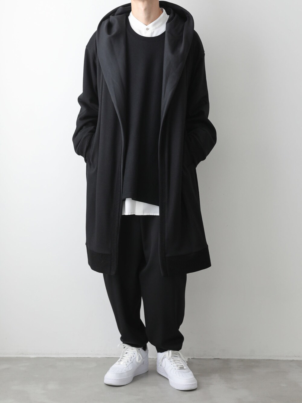 ホワイト系のシャツ/ブラウス、ブラック系のパーカー、ブラック系のTシャツ/カットソーを着用したメンズの秋コーディネートの3枚目の写真