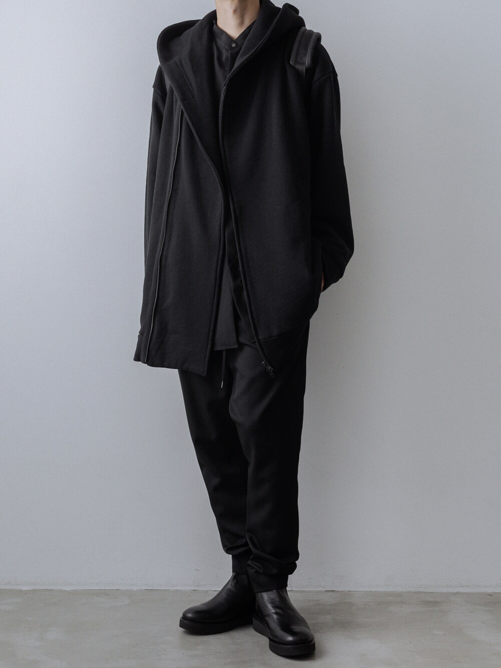 ブラック系のパーカー、ブラック系のシャツ/ブラウス、ブラック系のその他パンツを着用したメンズの秋コーディネートの4枚目の写真