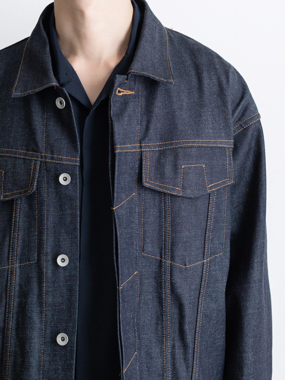 ブルー系のブルゾン、ブラック系のその他パンツ、ブルー系のシャツ/ブラウスを着用したメンズの春コーディネートの2枚目の写真