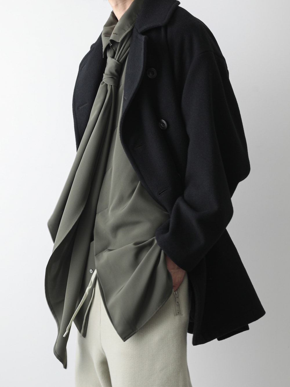 ブラック系のピーコート、グリーン系のスウェットパンツ、グリーン系のシャツ/ブラウスを着用したメンズの秋コーディネートの2枚目の写真