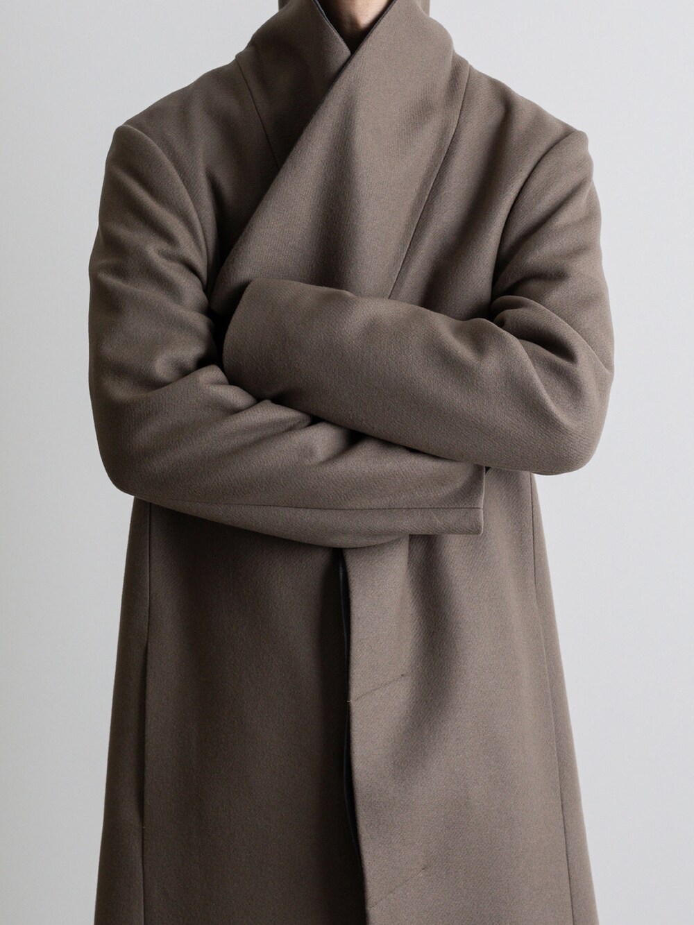 グレー系のその他パンツ、ベージュ系のチェスターコートを着用したメンズの冬コーディネートの3枚目の写真