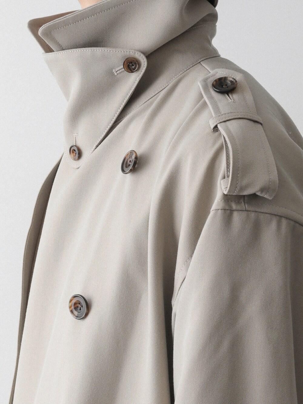 ベージュ系のトレンチコート、ブラック系のその他パンツを着用したメンズの秋コーディネートの3枚目の写真