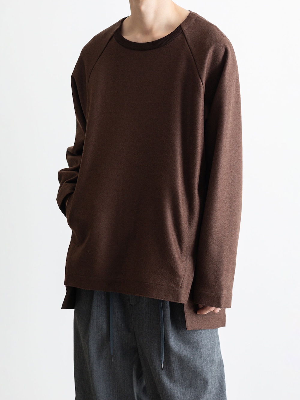 グリーン系のモッズコート、ブラウン系のTシャツ/カットソー、グレー系のその他パンツを着用したメンズの冬コーディネートの2枚目の写真