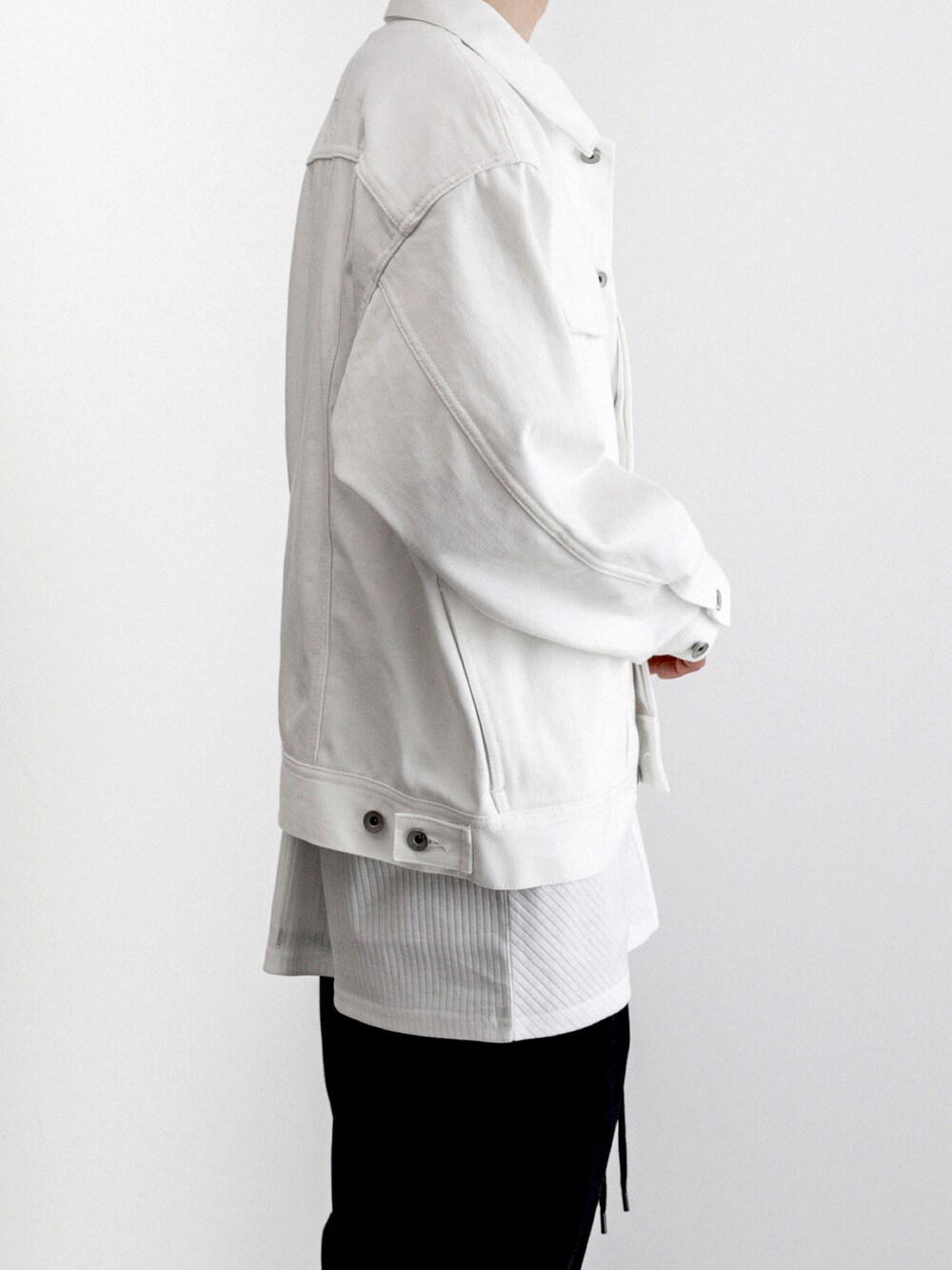 ホワイト系のブルゾン、ホワイト系のTシャツ/カットソー、ブラック系のその他パンツを着用したメンズの春コーディネートの3枚目の写真