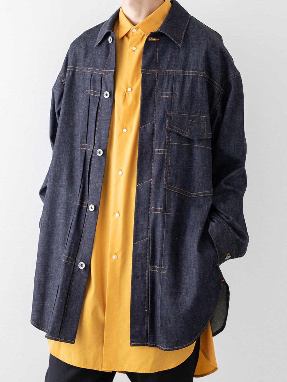 ブルー系のシャツ/ブラウス、ブラック系のその他パンツ、オレンジ系のシャツ/ブラウスを着用したメンズの秋コーディネートの2枚目の写真