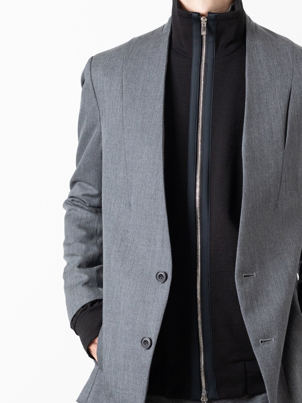 グレー系のノーカラージャケット、ブラック系のニット/セーター、ブラック系のデニムパンツを着用したメンズの秋コーディネートの3枚目の写真