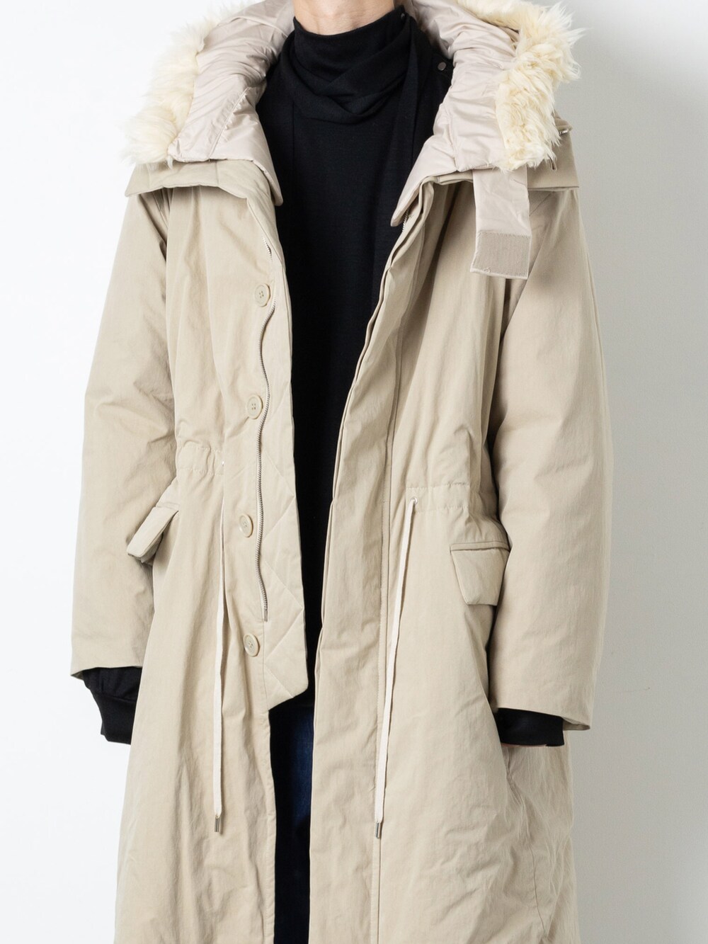 ベージュ系のモッズコート、ブルー系のデニムパンツ、ブラック系のTシャツ/カットソーを着用したメンズの秋コーディネートの2枚目の写真