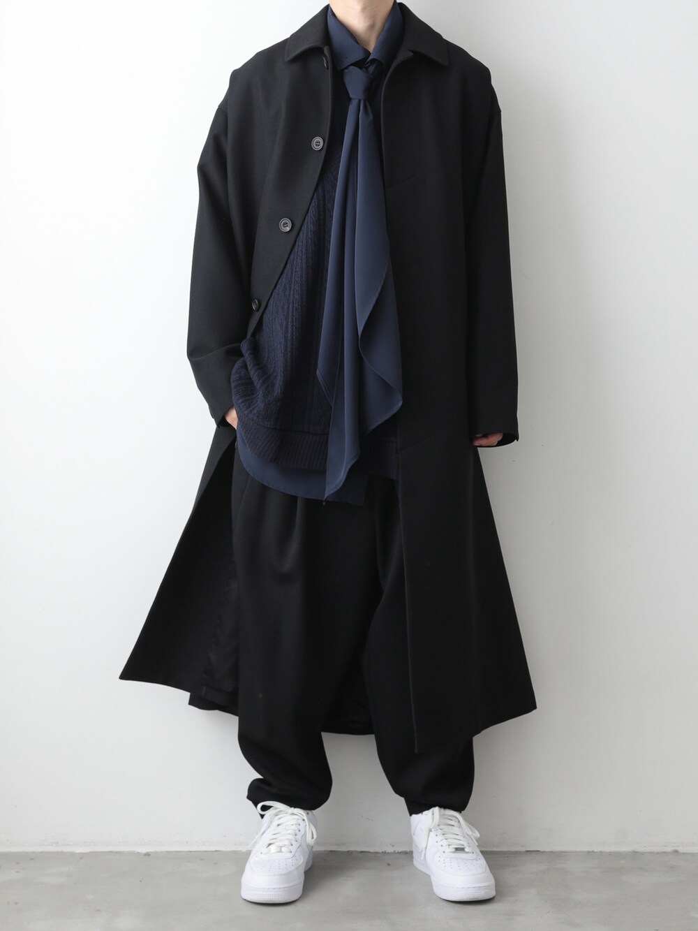 ブルー系のシャツ/ブラウス、ブルー系のTシャツ/カットソー、ブラック系のその他パンツを着用したメンズの秋コーディネートの5枚目の写真