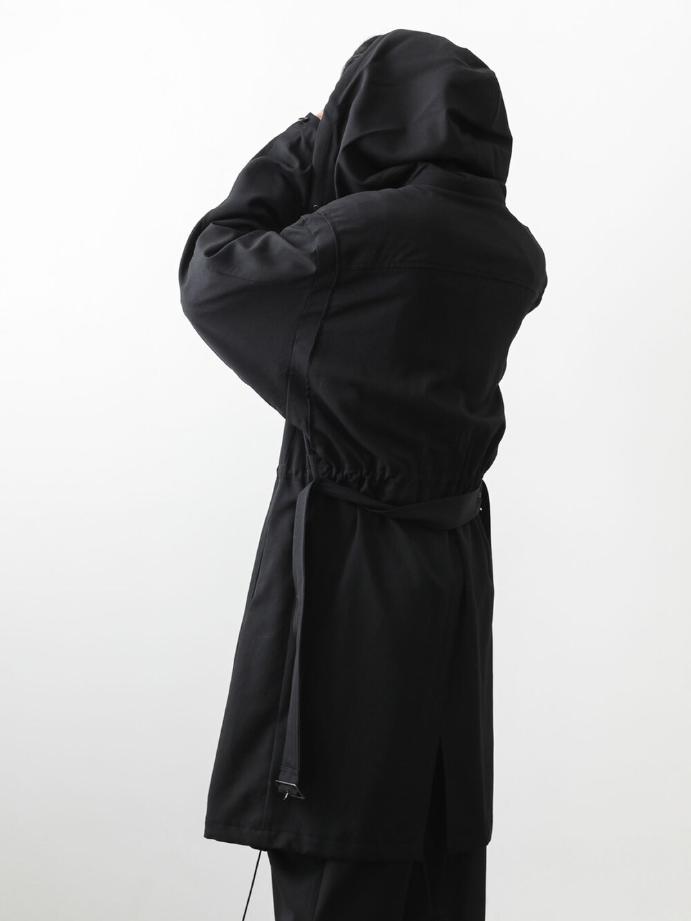 ブラック系のブルゾン、ブラック系のその他パンツを着用したメンズの秋コーディネートの2枚目の写真