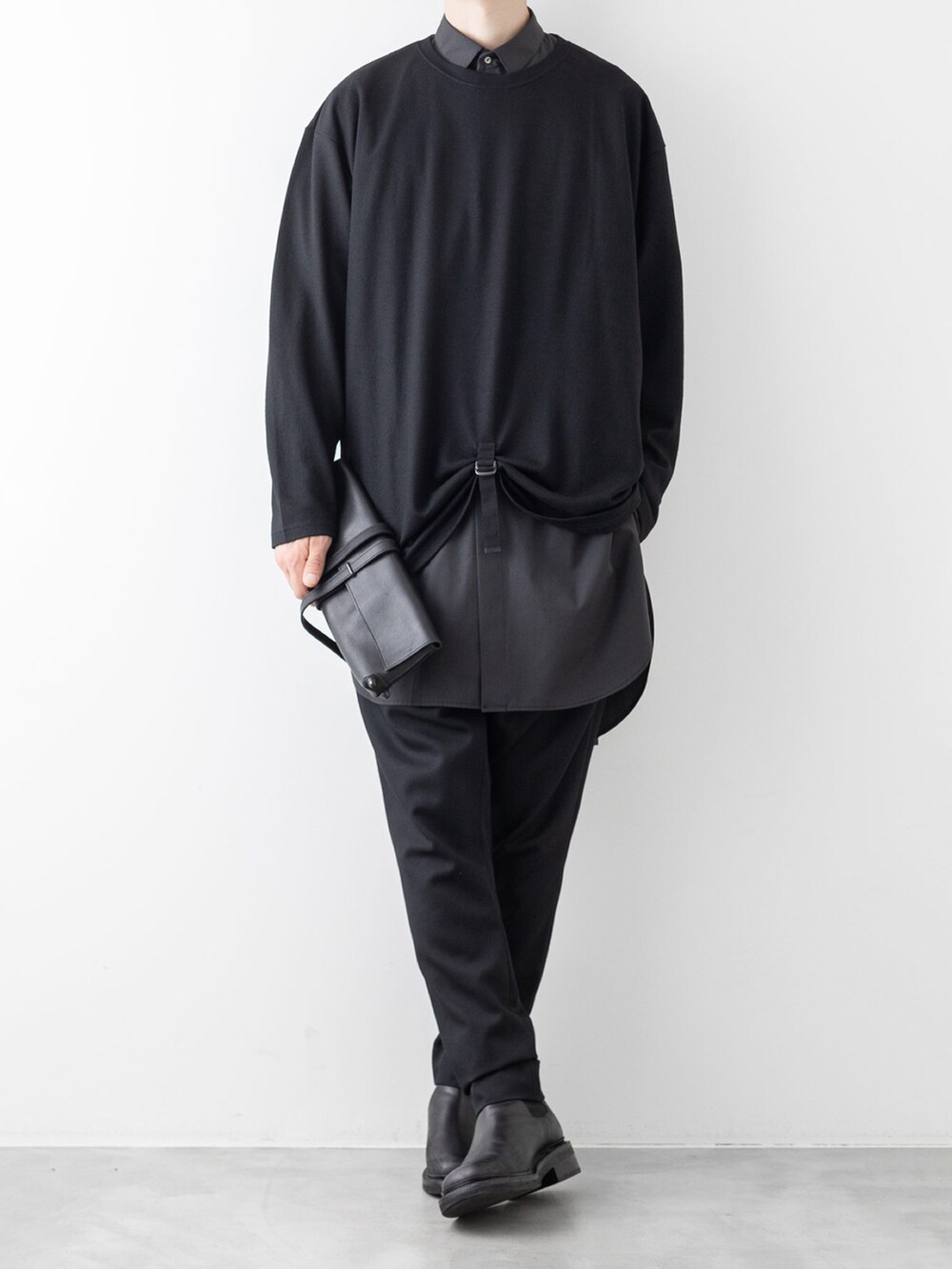 ブラック系のその他パンツ、ブラック系のシャツ/ブラウス、ブラック系のTシャツ/カットソーを着用したメンズの秋コーディネートの2枚目の写真