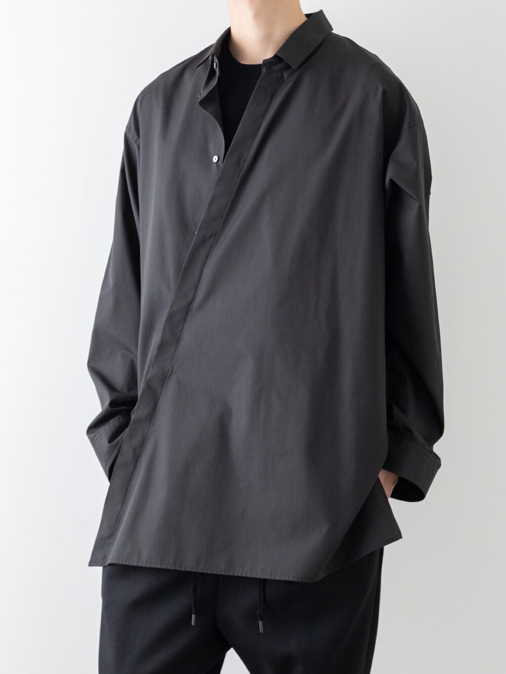 ブラック系のシャツ/ブラウス、ブラック系のその他パンツ、ブラック系の財布を着用したメンズの秋コーディネートの2枚目の写真