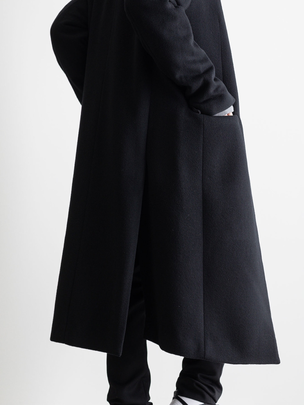 ブラック系のその他パンツ、ブラック系のノーカラーコートを着用したメンズの冬コーディネートの5枚目の写真