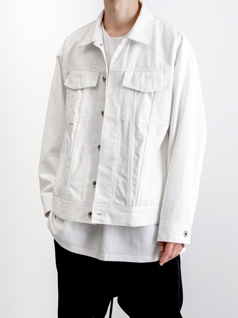 ホワイト系のブルゾン、ホワイト系のTシャツ/カットソー、ブラック系のその他パンツを着用したメンズの春コーディネートの5枚目の写真