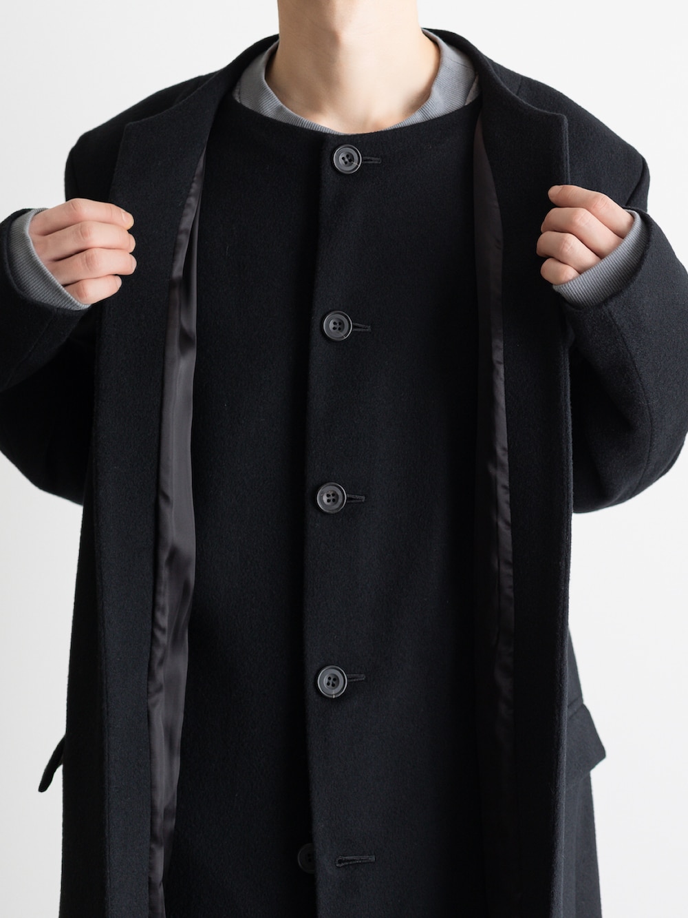 ブラック系のその他パンツ、ブラック系のノーカラーコートを着用したメンズの冬コーディネートの3枚目の写真