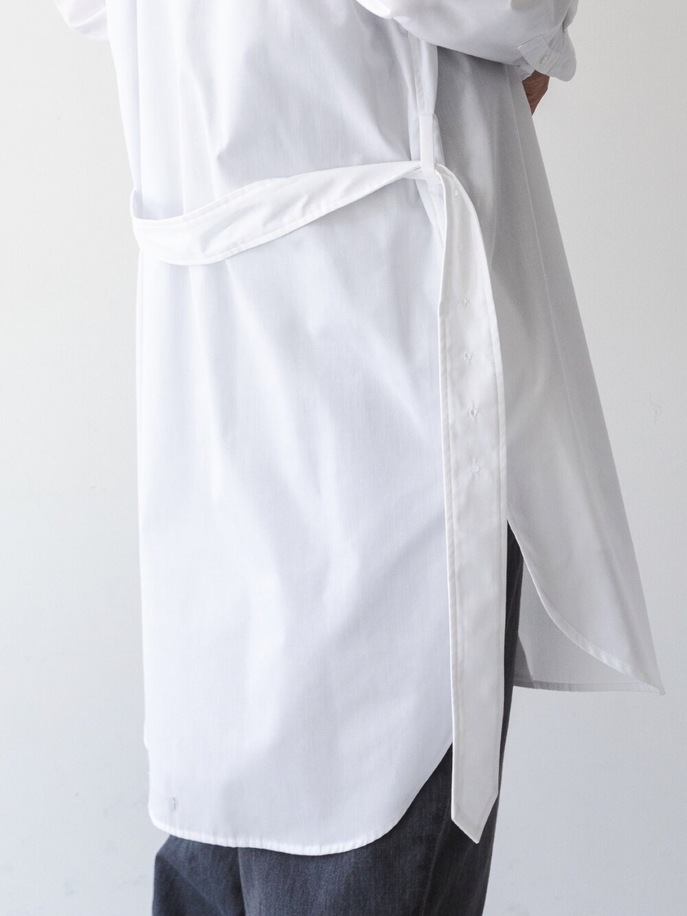 ブラック系のデニムパンツ、ホワイト系のスニーカー、ホワイト系のシャツ/ブラウスを着用したメンズの夏コーディネートの3枚目の写真