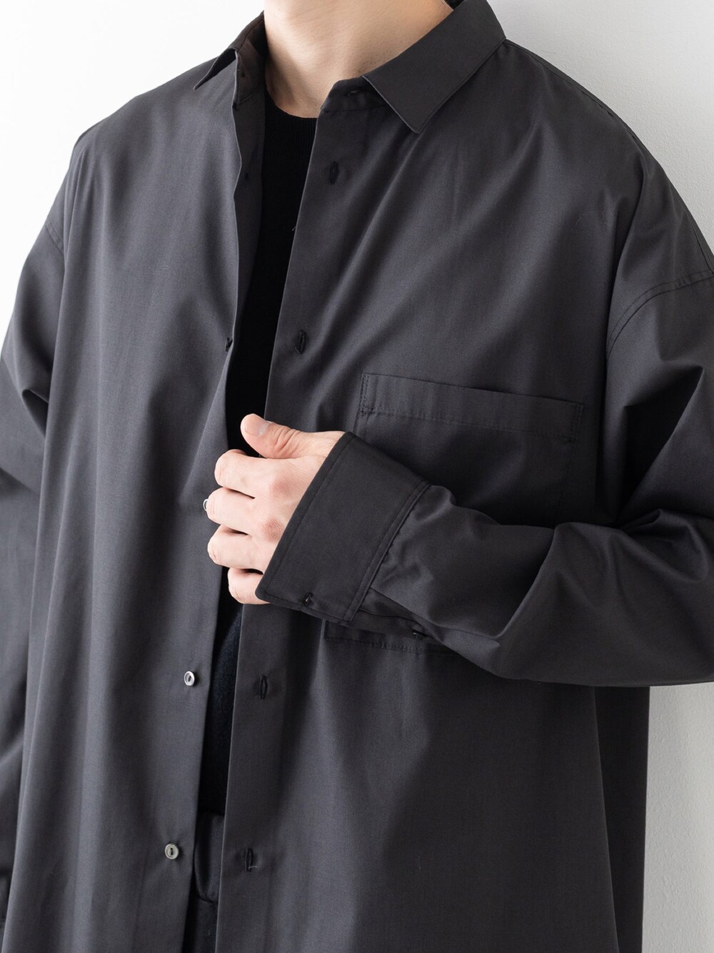 ブラック系のシャツ/ブラウス、ブラック系のバッグ、ブラック系のその他パンツを着用したメンズの夏コーディネートの3枚目の写真