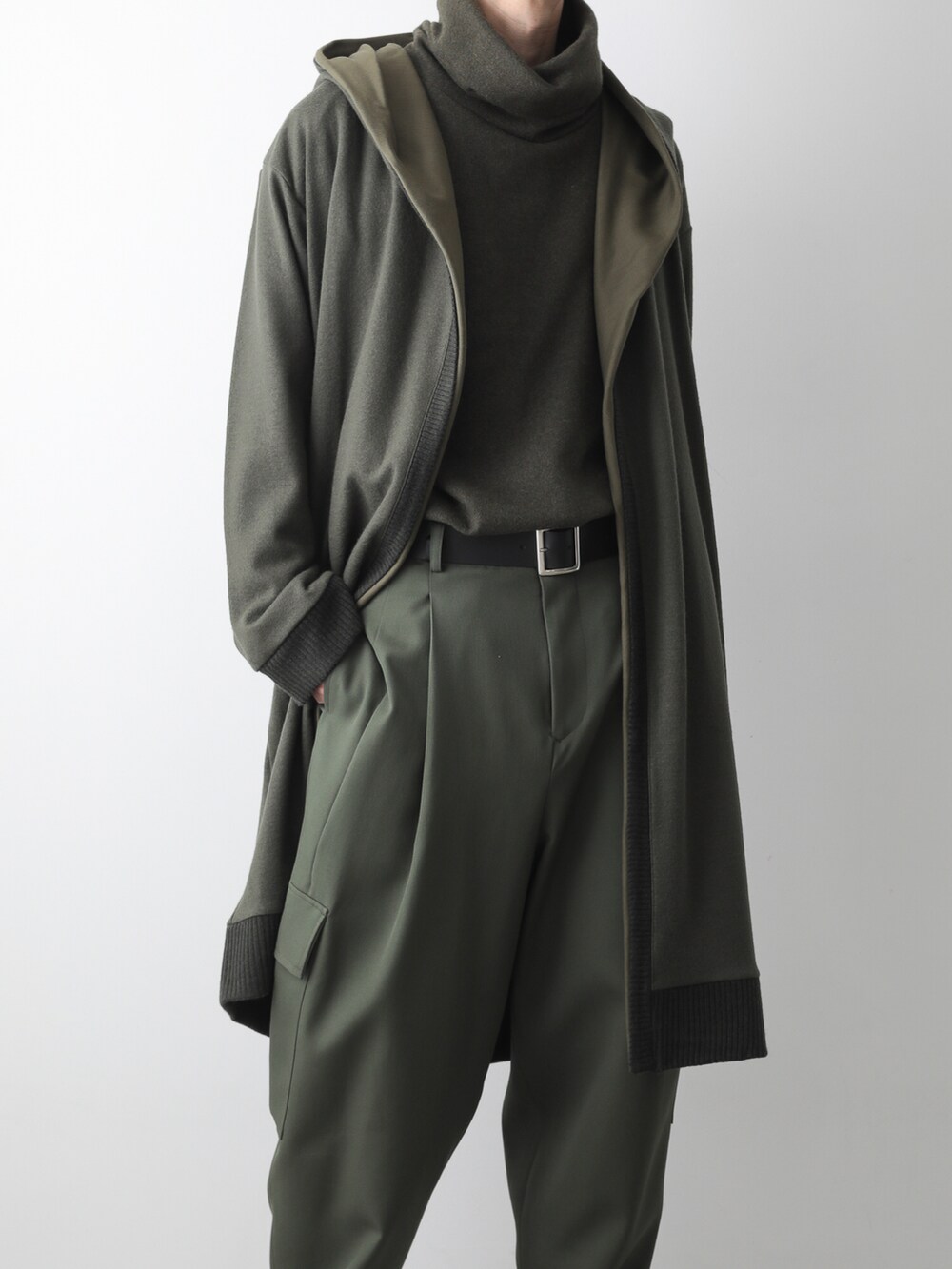 グリーン系のカーゴパンツ、グリーン系のパーカー、グリーン系のTシャツ/カットソーを着用したメンズの秋コーディネートの2枚目の写真