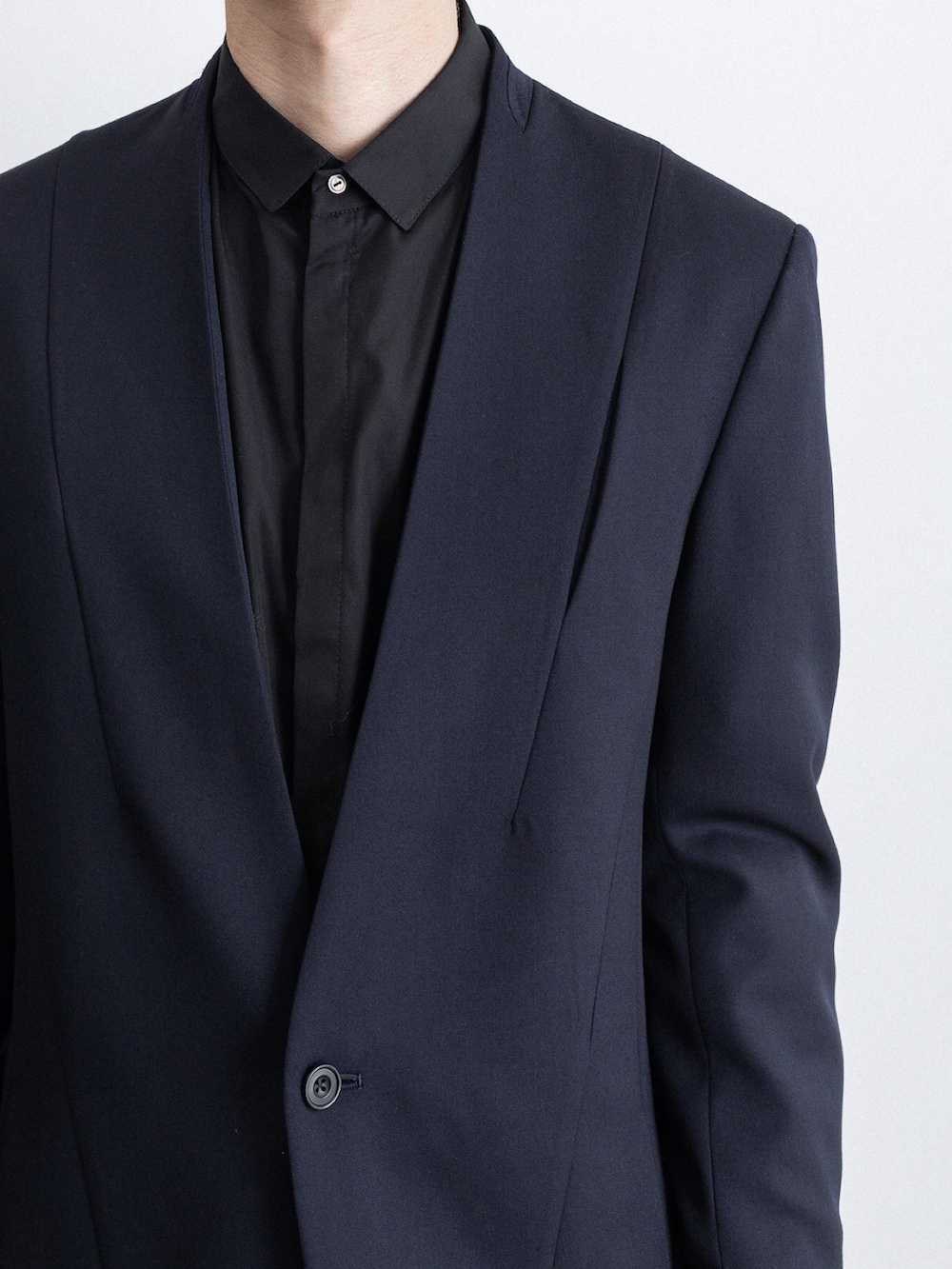 ブルー系のデニムパンツ、ブルー系のノーカラージャケット、ブラック系のシャツ/ブラウスを着用したメンズの冬コーディネートの2枚目の写真