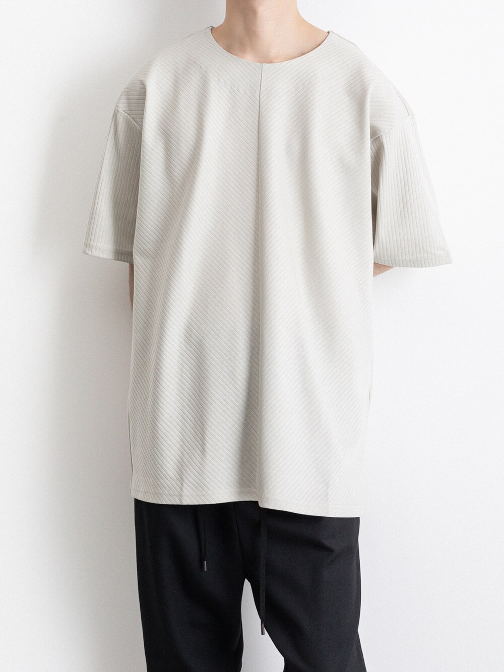 ベージュ系のブルゾン、グレー系のTシャツ/カットソー、ブラック系のその他パンツを着用したメンズの春コーディネートの5枚目の写真