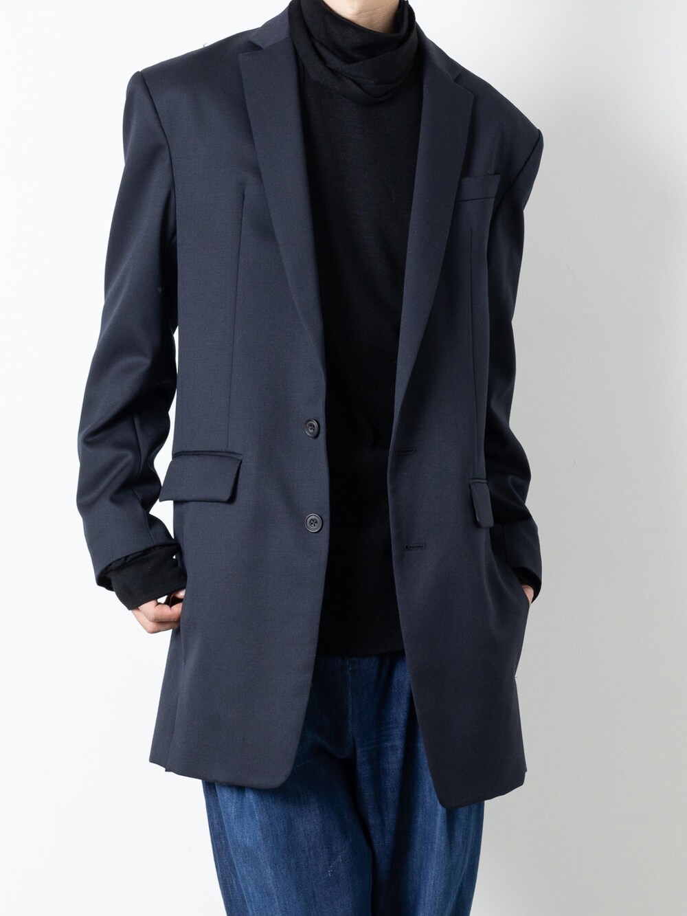 ブルー系のデニムパンツ、ブラック系のTシャツ/カットソー、ブルー系のテーラードジャケットを着用したメンズの秋コーディネートの2枚目の写真