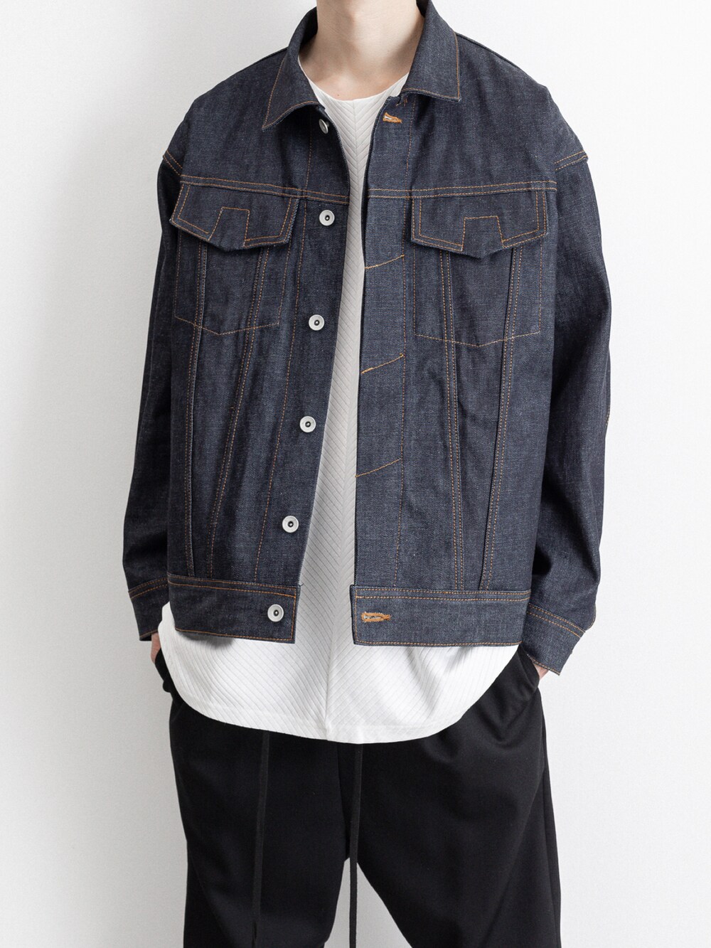 ブルー系のブルゾン、ホワイト系のTシャツ/カットソー、ブラック系のその他パンツを着用したメンズの春コーディネートの4枚目の写真